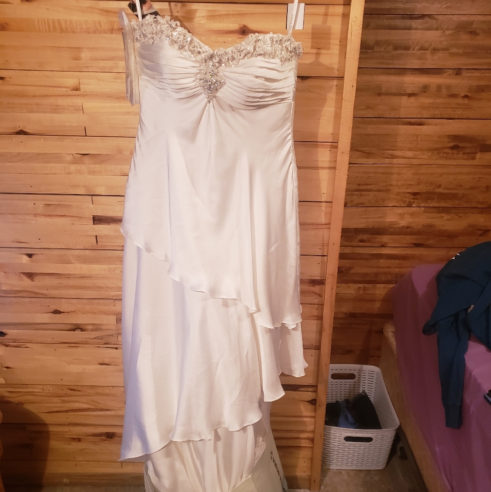 Brand new Sophia Tolli wedding dress, size 6